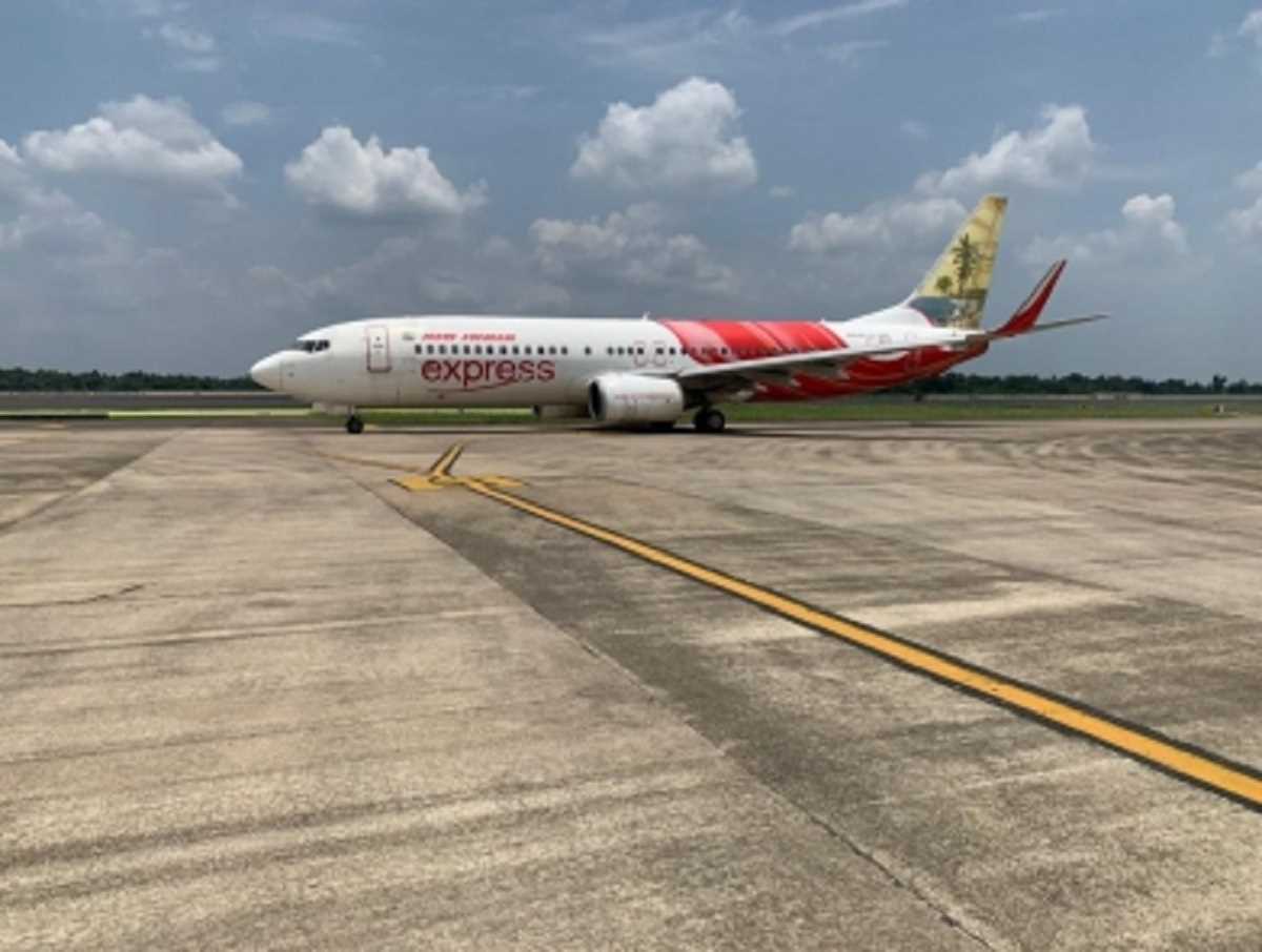 दिल्ली में उड़ान में देरी को लेकर यात्रियों और एयर इंडिया कर्मचारियों में छिड़ी बहस दिल्ली में उड़ान में देरी को लेकर यात्रियों और एयर इंडिया कर्मचारियों में छिड़ी बहस